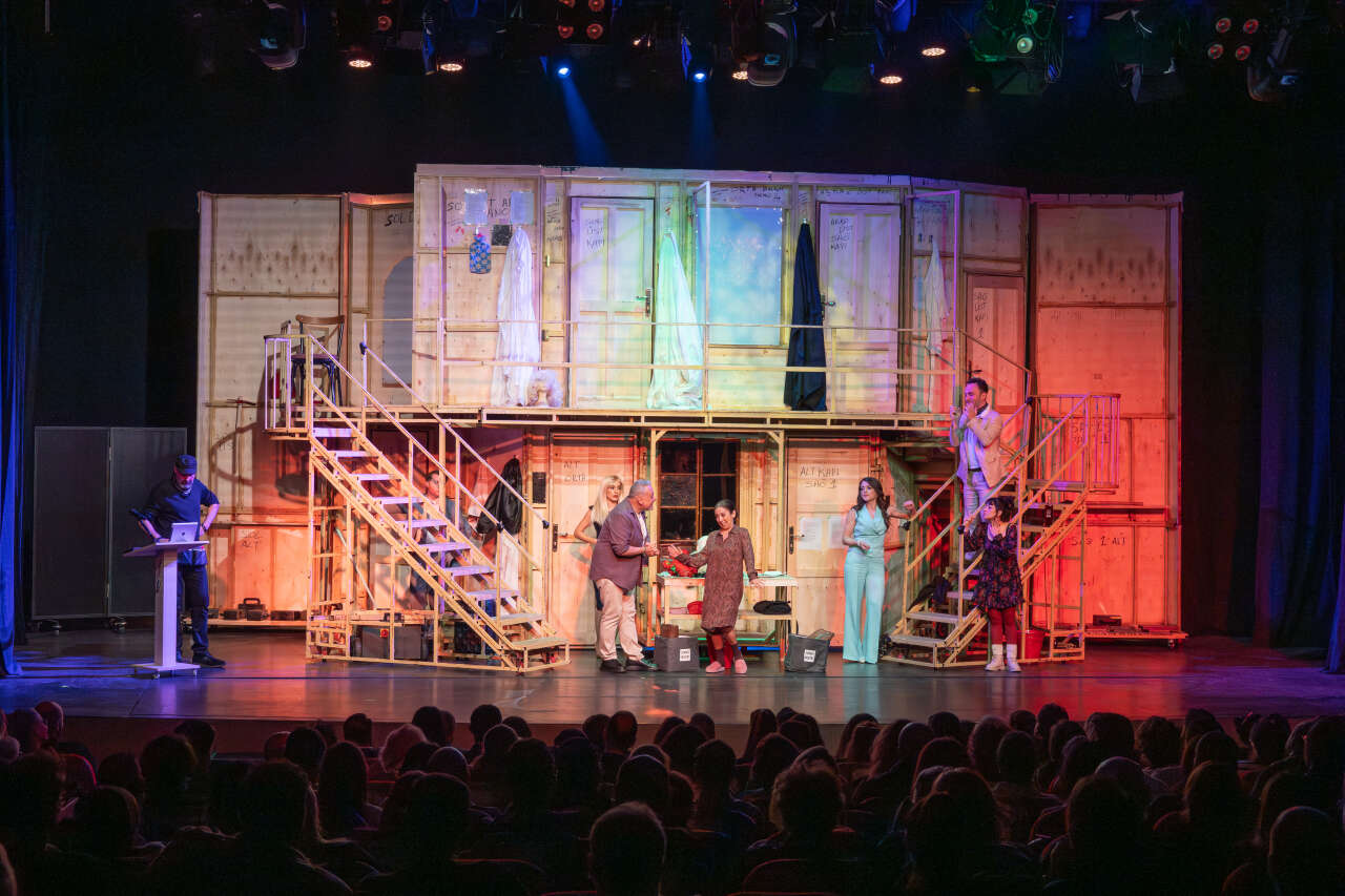 “Oyunun Oyunu” Fişekhane’de prömiyer yaptı: Sahnede kaos, salonda kahkaha 2